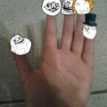 pobre dedo gordo :(